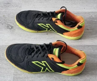 Zapatillas fútbol sala Kelme Negras y Naranjas