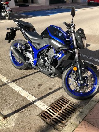 Yamaha MT-03 Negra y Azul