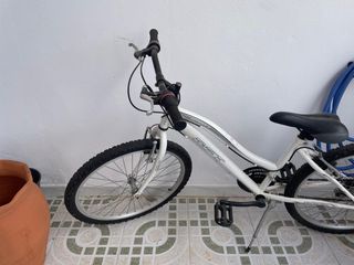 Bicicleta blanca como nueva