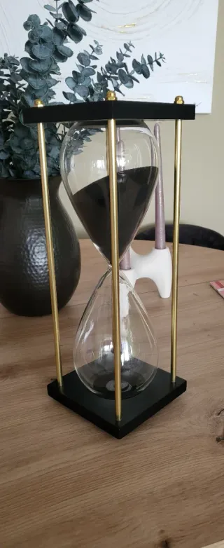 Reloj de arena moderno negro y dorado