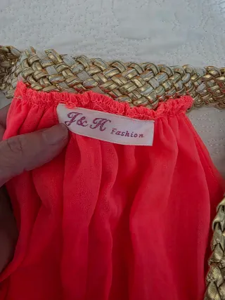 Vestido naranja con detalles dorados