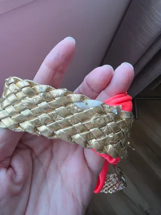 Vestido naranja con detalles dorados