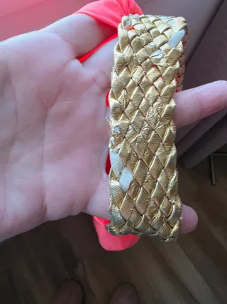 Vestido naranja con detalles dorados