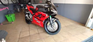 Honda CBR 954rr roja y Negra