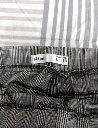 Pantalón de cuadros gris y blanco