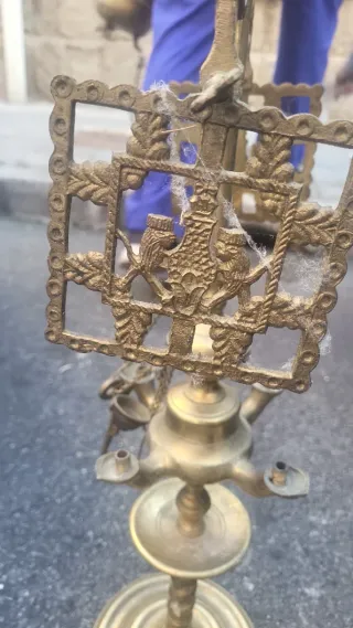 Lote de antigüedades: jarra, candelabros y cuenco