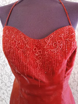 Abito elegante bordeaux con coprispalle