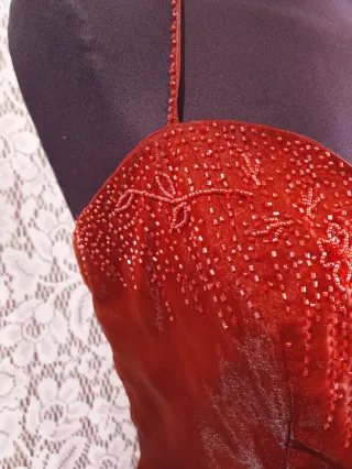 Abito elegante bordeaux con coprispalle