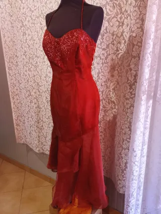 Abito elegante bordeaux con coprispalle