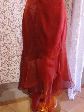 Abito elegante bordeaux con coprispalle