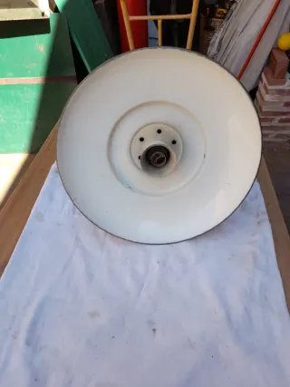 Lámpara de techo dorada de metal