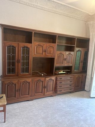 Elegante repisa de salón de madera