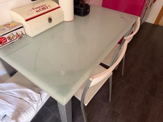 Mesa cristal y metal con 3 sillas