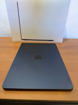 MacBook Air 13” M2 en perfecto estado + 2 fundas