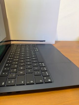 MacBook Air 13” M2 en perfecto estado + 2 fundas