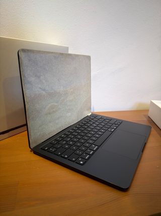 MacBook Air 13” M2 en perfecto estado + 2 fundas