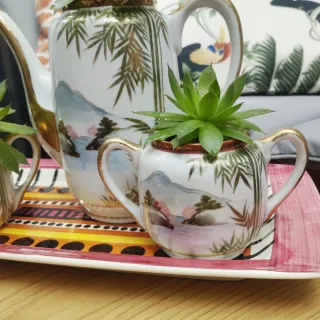 Juego de té decorativo con plantas