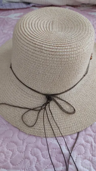 Sombrero de paja con abalorios