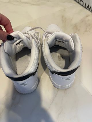 Zapatillas deportivas altas blancas y negras