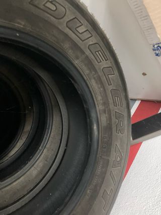 Neumáticos Bridgestone Dueler A/T 265/65R17 – Kit mixt de 5 uds Marca/Modelo: Bridgestone Dueler A/T Medida: 265/65R17 Estado: • 1 neumático nuevo