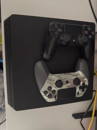 PS4 Slim Sony Negra con 2 mandos