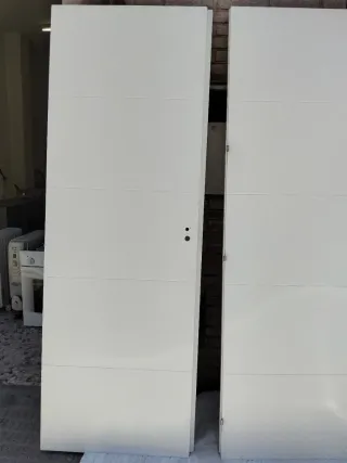 Puertas blancas de madera para interior