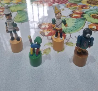 8 McDonald's, 2 Dinosauri, 6 Bidoni, 4 Legno