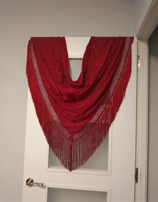 Mantoncillo bordado rojo