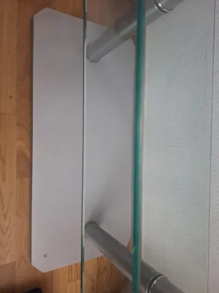 Mesa de cristal y metal