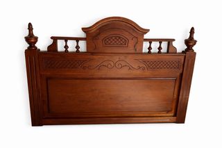 Armario de madera marrón