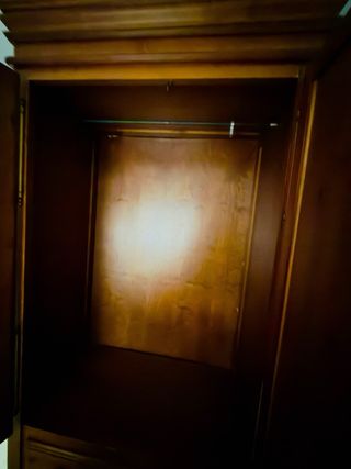 Armario de madera marrón