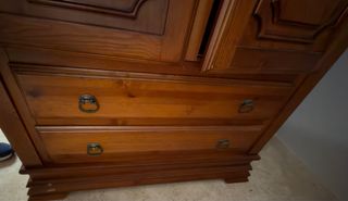 Armario de madera marrón