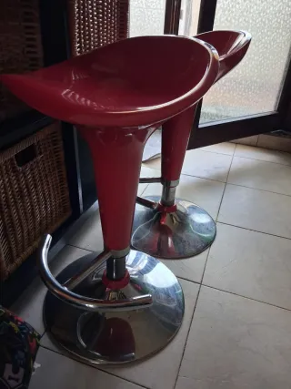 Sgabelli bar rossi e argento