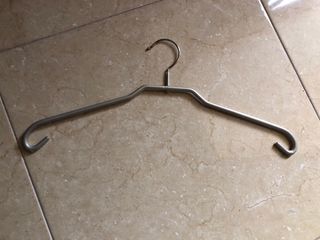 Perchas antideslizantes de metal plateado