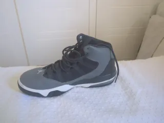 Jordan Max Aura Gris Talla 40