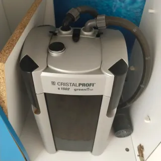 Acuario completo con mesa y filtro