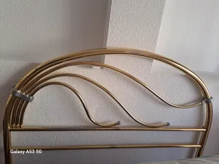 Cabezal de cama dorado metálico