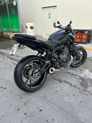 Yamaha MT-07 Negra año 2022 16000 kilometros