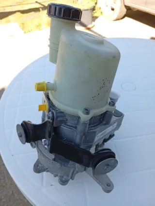 Bomba Dirección Asistida Renault Duster