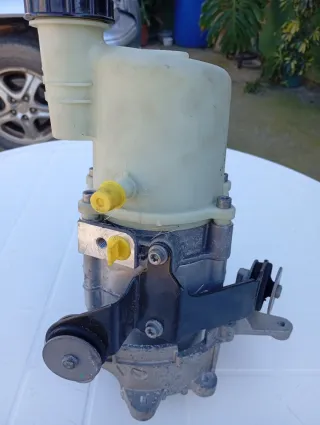 Bomba Dirección Asistida Renault Duster