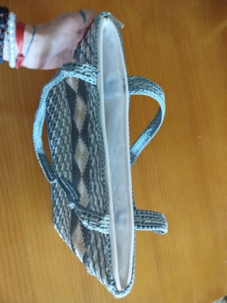 Bolso de mano bordado azul y blanco