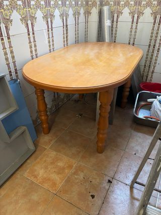 Mesa de comedor ovalada de madera