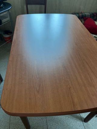 Mesa de comedor de madera
