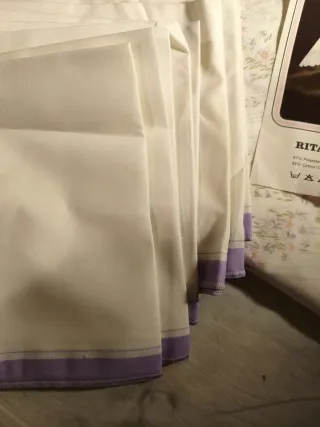 Mantel y servilletas vintage morado y blanco