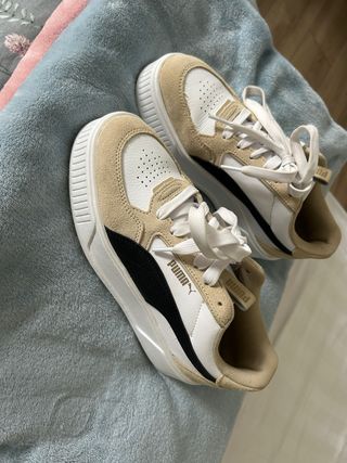 Zapatillas Puma Beige y Blancas
