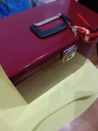Caja,baul de metal roja con llave