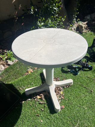 Mesa redonda blanca de plástico