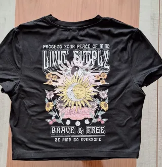 Camiseta corta negra con dibujo