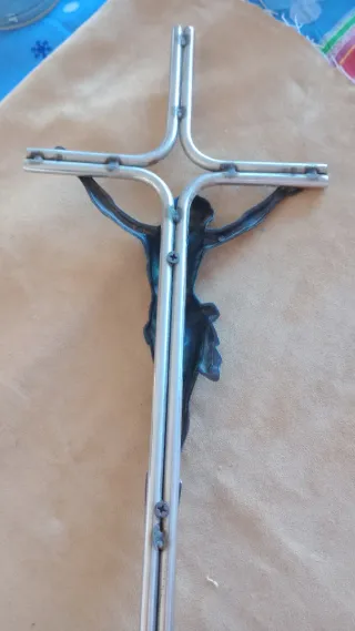 Cruz de Cristo metálica maciza  y Jesús de bronce.