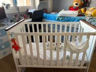 Cuna de bebé blanca